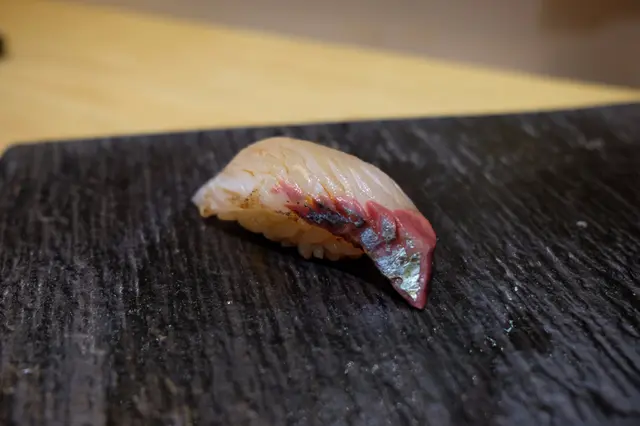 鰝䰿