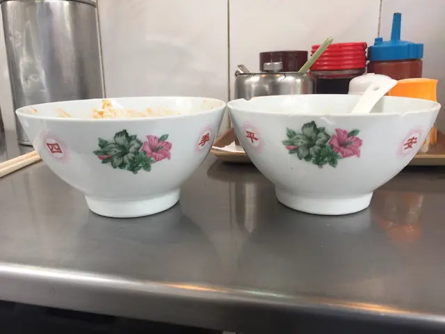 喺香港已經冇幾多間麵舖仲係用缸瓦碗了！