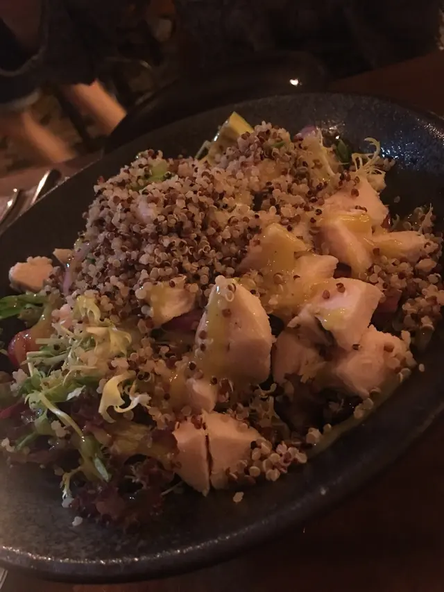 慢煮雞胸肉牛油果沙律