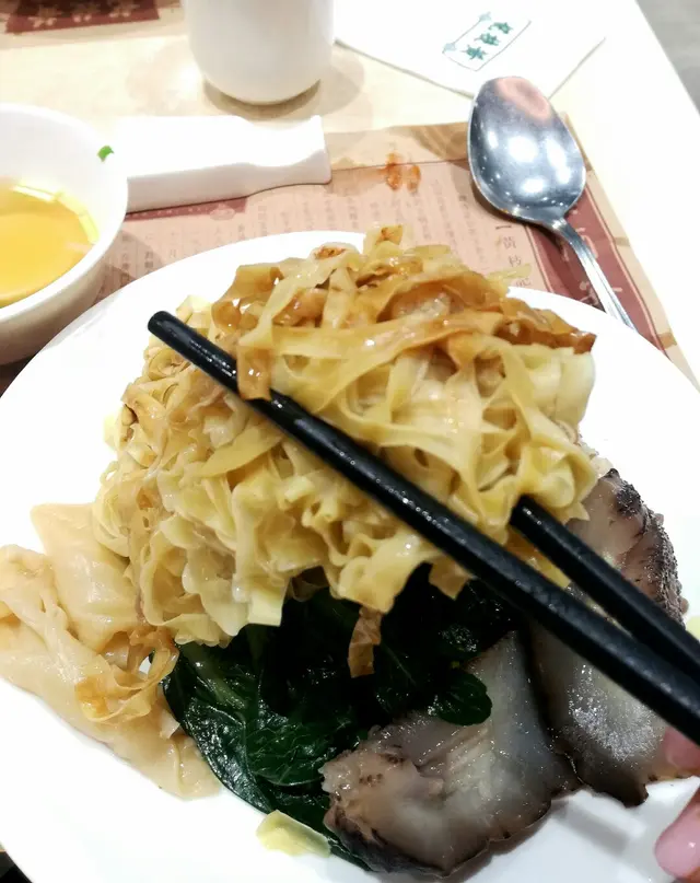 海參花膠撈粗麵