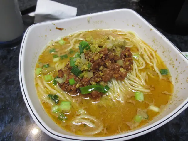 四川擔擔麵好重麻醬味。好多碎花生。入口唔辣。重四川風味。米線好彈牙。混入肉碎好正。