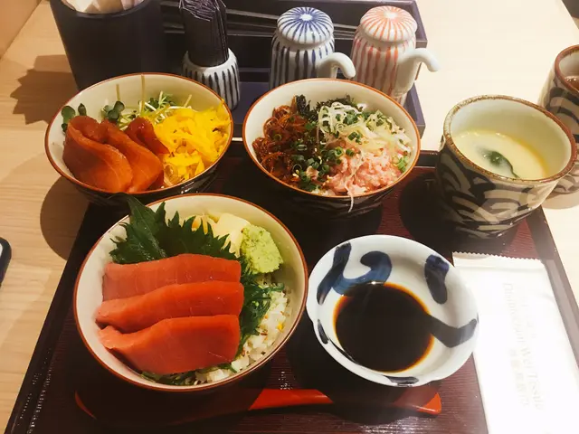 迷你吞拿魚三色丼