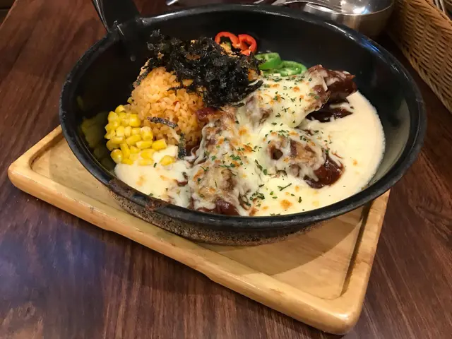 拉絲芝士BB牛肋骨配泡菜炒飯