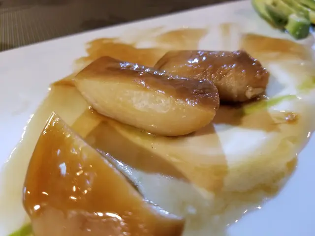 龍舌蘭蜜牛油果拼松茸鮑片