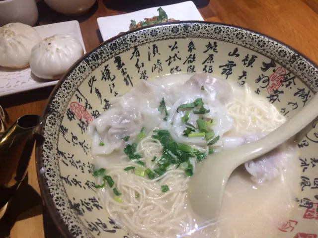 菜肉雲吞豬骨湯拉麵