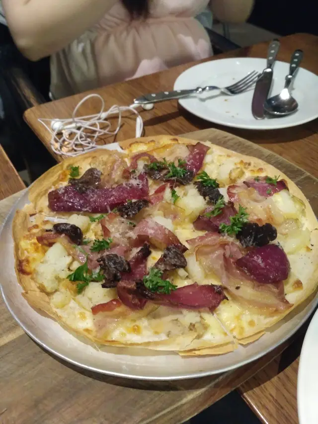 黑松露金薯煙肉薄餅