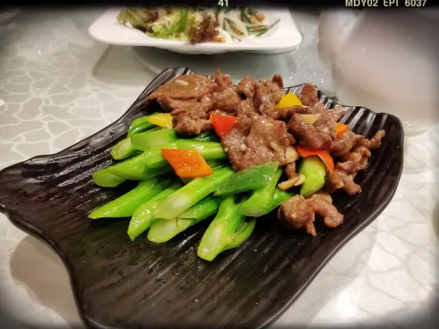 十人小菜套餐之菜芯炒手切牛肉