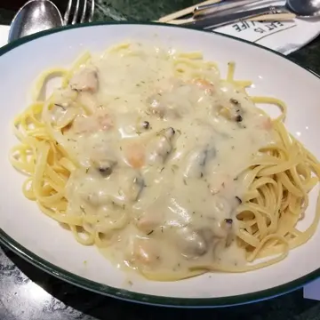 白汁三文魚蜆肉意粉