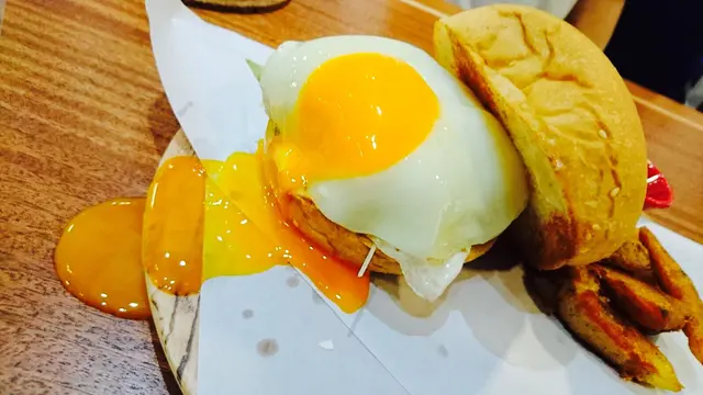 掛住影相唔記得救亡隻流心蛋！