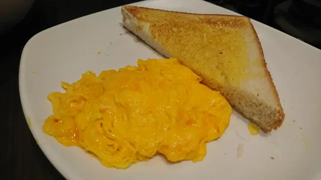 羅麥雞翼撈通粉配羅麥炒蛋多士