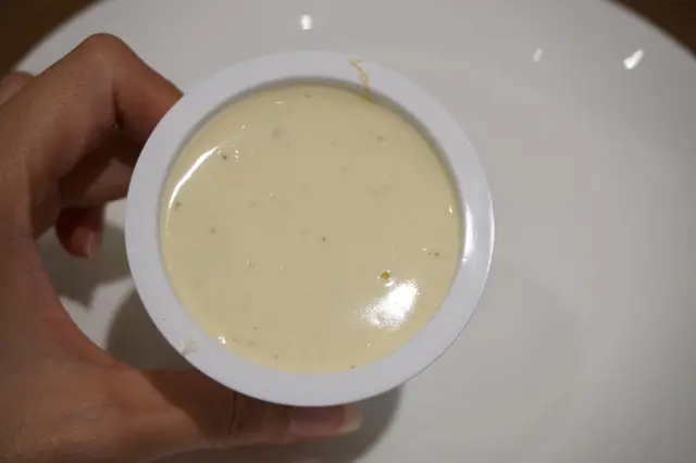 港版的味道更像奶凍，面層有不少雲呢嗱籽