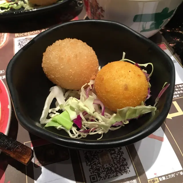 榴槤炸彈(左)同炸紫芋丸(右)