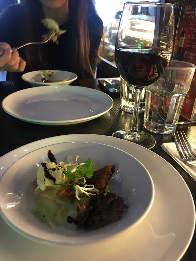 鰻魚沙津配紅酒