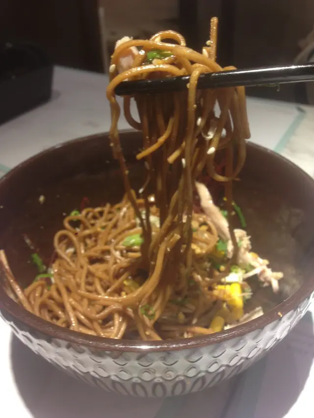 呀婆蔥油雞絲撈蕎麥麵