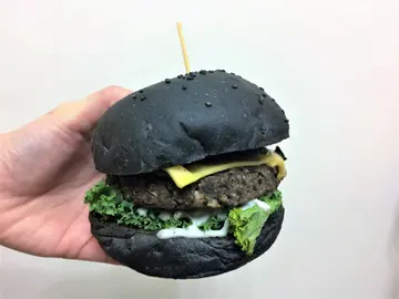 Burger in Black