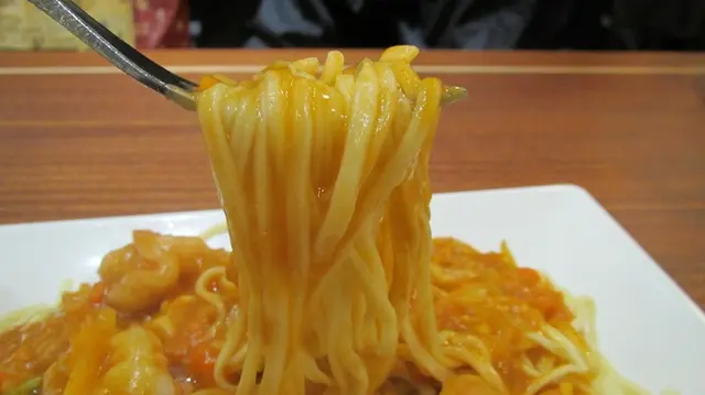 伊麵沾滿龍蝦汁, 但味道不夠香濃
