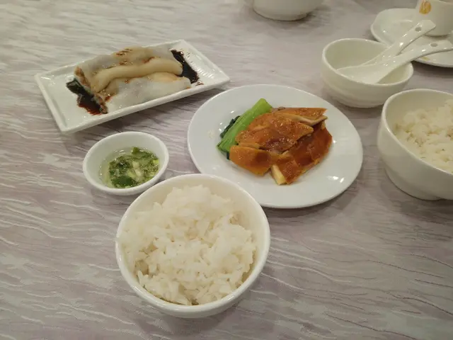[左]香茜牛肉腸(大點)，
[右]玫瑰油雞飯(午市$20.8)