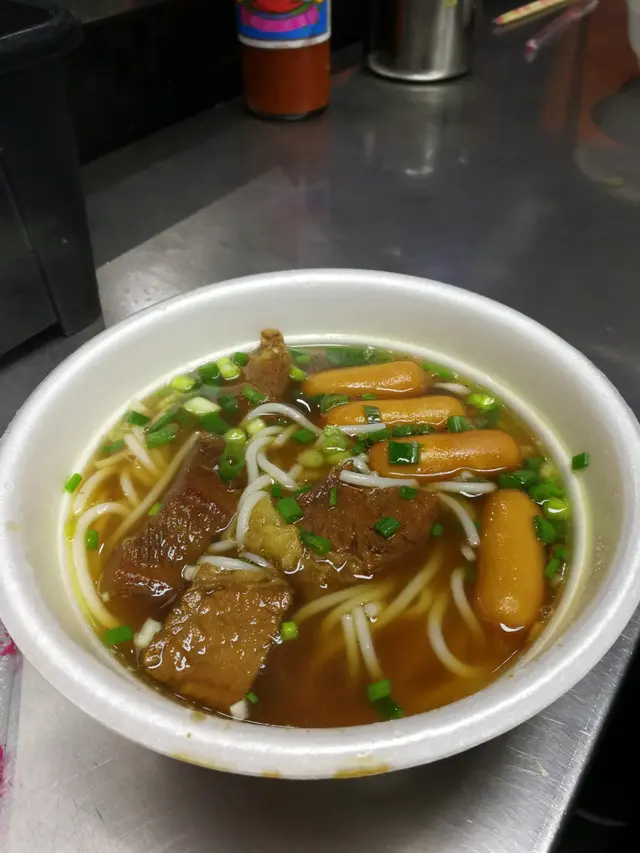 兩餸面(芝士腸，牛腩，米線)