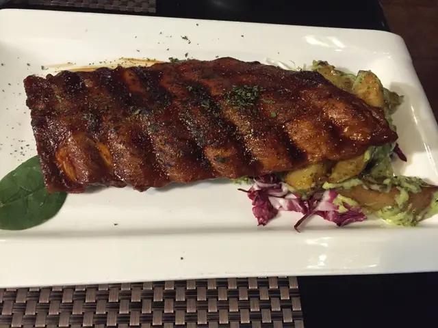 燒美國豬肋骨配燒烤汁