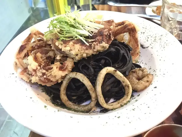 個意粉完全係凍嘅，更可怕嘅係，鋪喺面嘅軟殼蟹除左d腳係可入口(仲有少少脆口)，蟹身係唔單只凍，仲係又淋(似炸完攤左好耐搞到淋哂)又腥臭，極之唔新鮮。