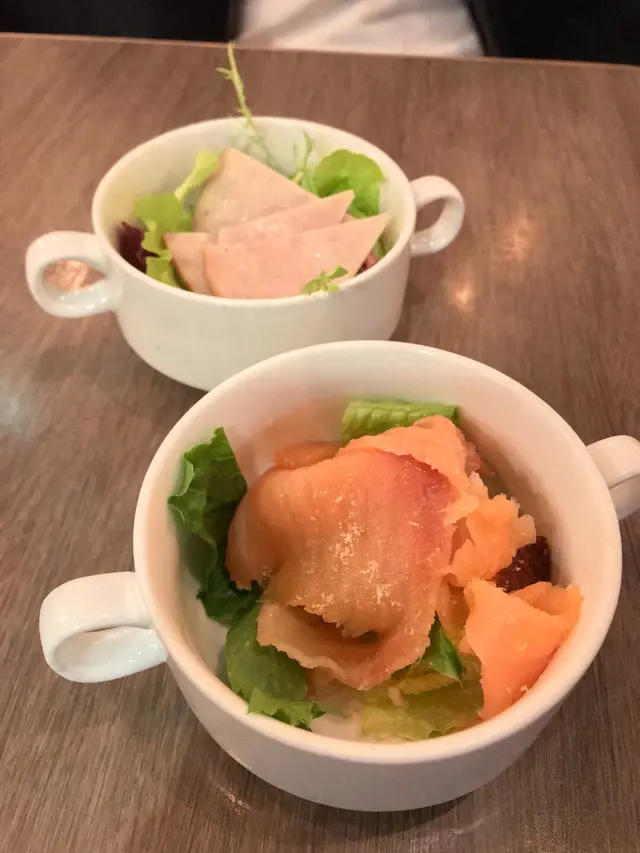 煙三文魚凱撒沙律+煙雞胸沙律配油醋汁