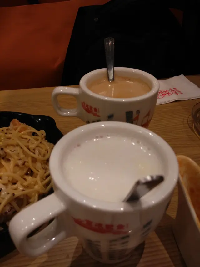 上: 熱咖啡; 下: 蛋白杏仁茶