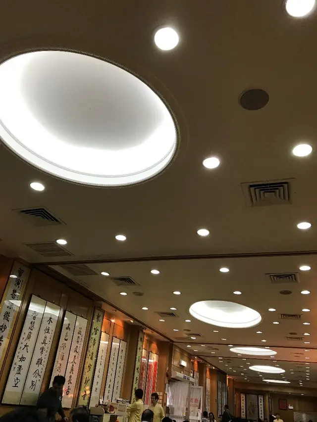 內堂環境燈光柔和，感覺寧靜