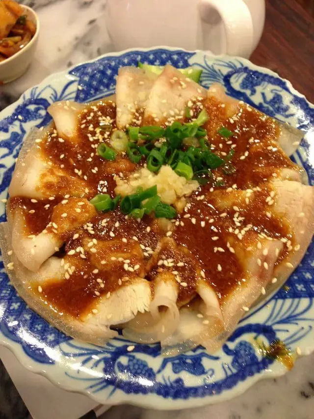 細膩的蒜蓉，容易入口，加上半肥瘦的白肉，卷住一齊食，簡直無法形容的美味🐷