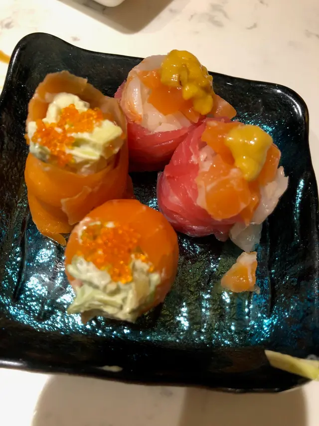 牛油果煙三文魚 + 三色花之戀