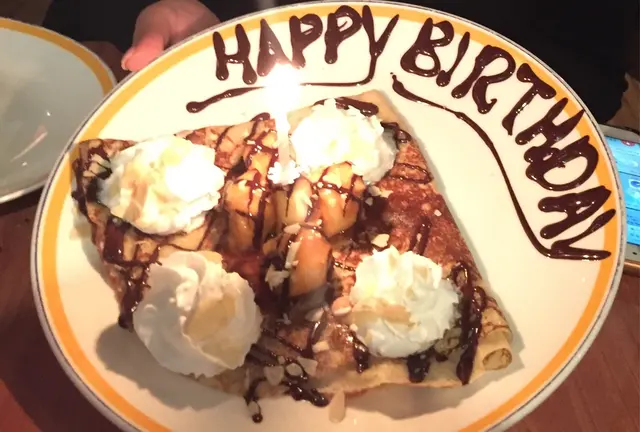 佢哋主要主題係班cake，就算連沙律都有塊