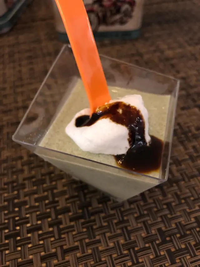 甜品一般，上面既糖蜜既苦澀味，搶左下面啲芝麻凍既味道