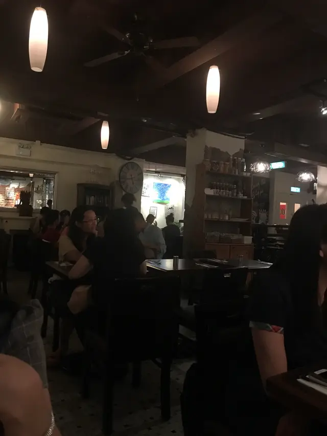 兩張枱之間有點距離沒有侷促感環境有點昏暗很舒適！