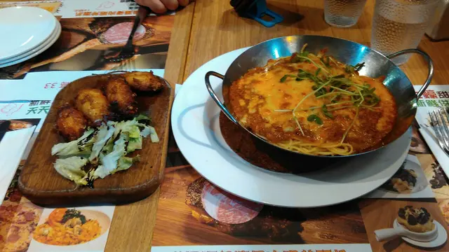 香辣雞亦4隻(左)$48,肉醬意粉(右)$108