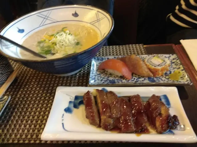 三件壽司+汁燒雞扒拉麵