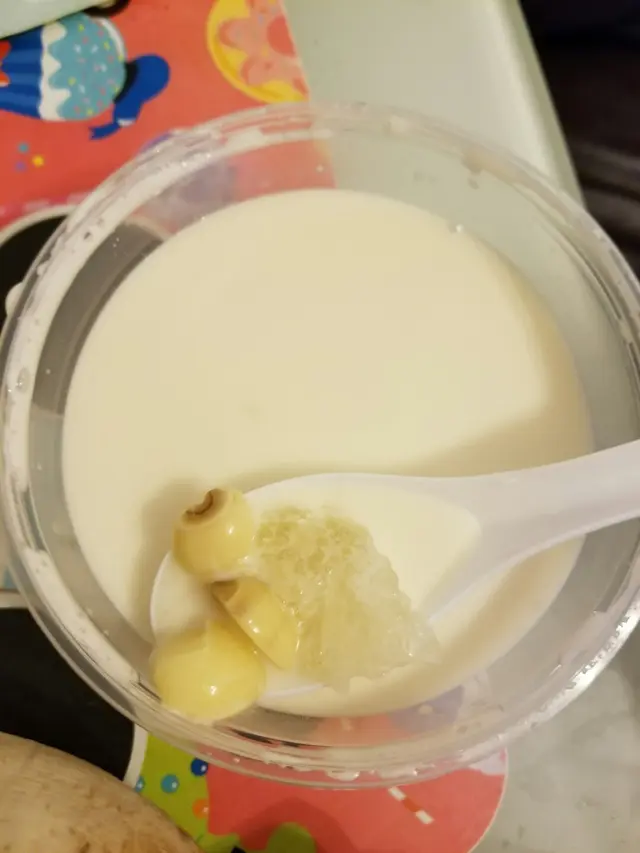 椰皇蛋白蓮子燉雪燕