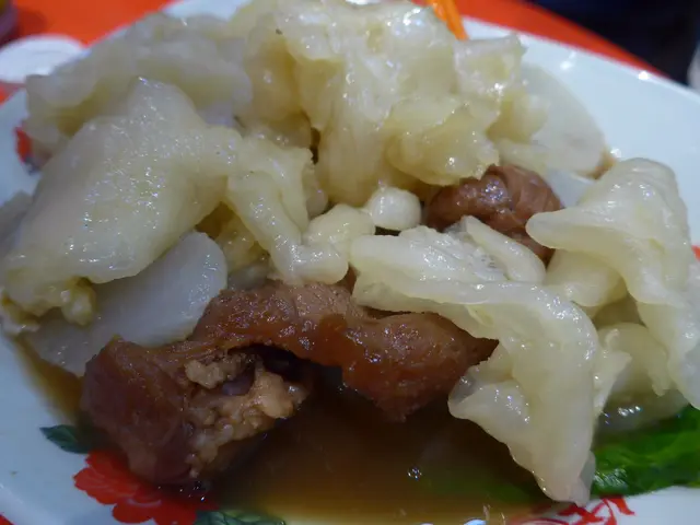 侍應將兩樣食物放埋一碗(其實係分開每樣$30)