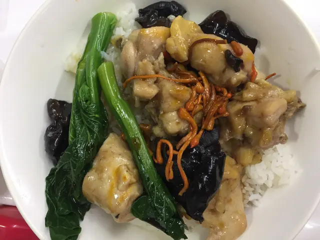 雲耳蟲草花蒸雞飯