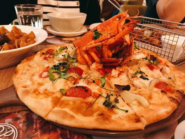 原隻龍蝦 茴香頭 車厘茄 水牛芝士 海鮮汁披薩