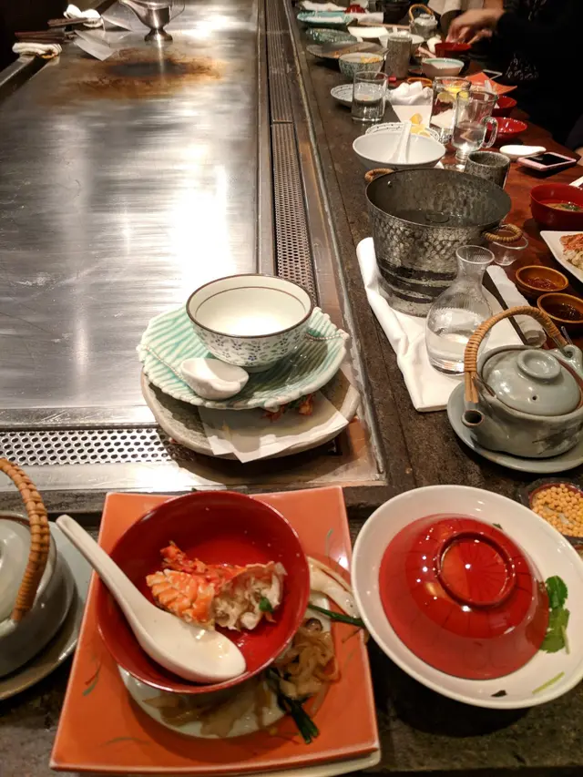 食完嘅碟唔收 我哋冇位食 唯有一疊一疊疊喺面前