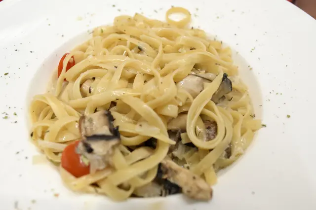 燒蘑菇生蠔意粉配忌廉檸檬汁