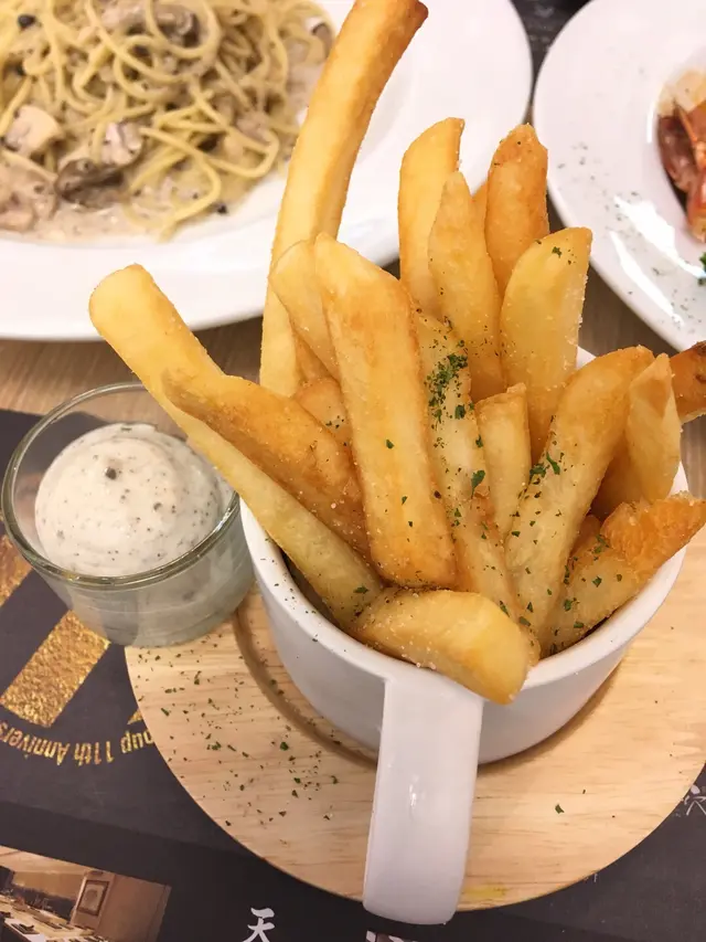 炸薯條配黑松露醬