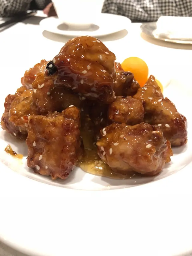 我很喜愛食咕嚕肉,  但好多地方既咕嚕肉都係咬落汁還汁肉還肉,  肉本身既味同個汁係未必夾,  甚至骨是無味的;但當食這個蜜糖芝麻骨時, 骨的味道是和蜜糖配合的👍🏻