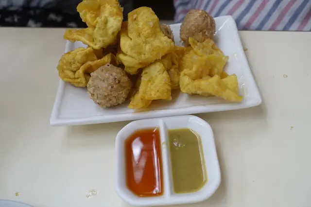 金沙炸鯪魚球併炸雲吞