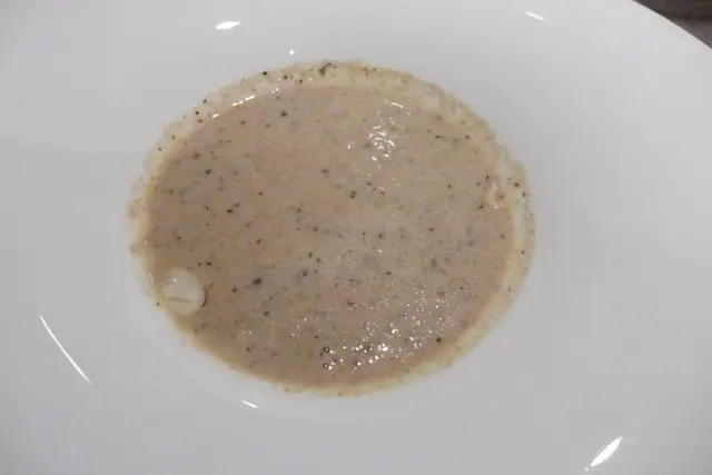 特色松露磨菇忌廉湯配杏仁片