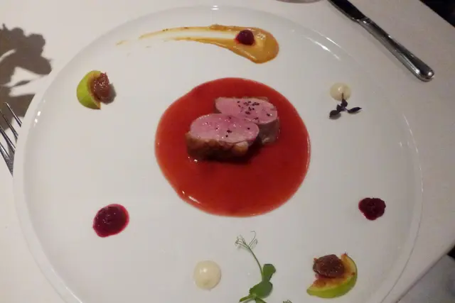 香焗鴨胸配鮮無花果及小紅蘿蔔、紅酒燒汁、紅菜頭醬及無花果芥末