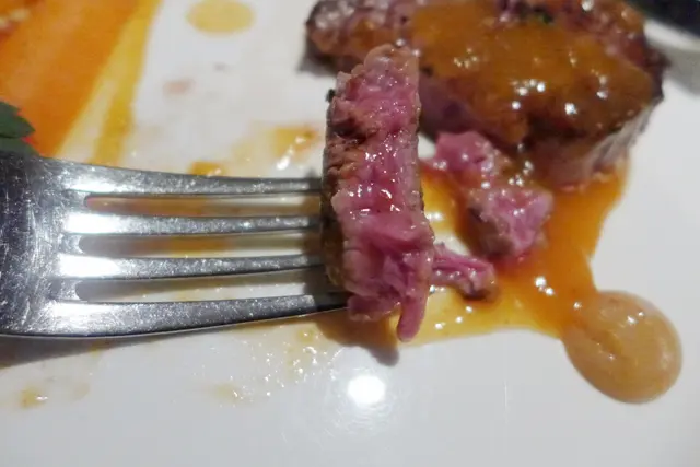 香煎法國牛柳配小紅蘿蔔及榛子、紅蘿蔔燒汁及柚子醬