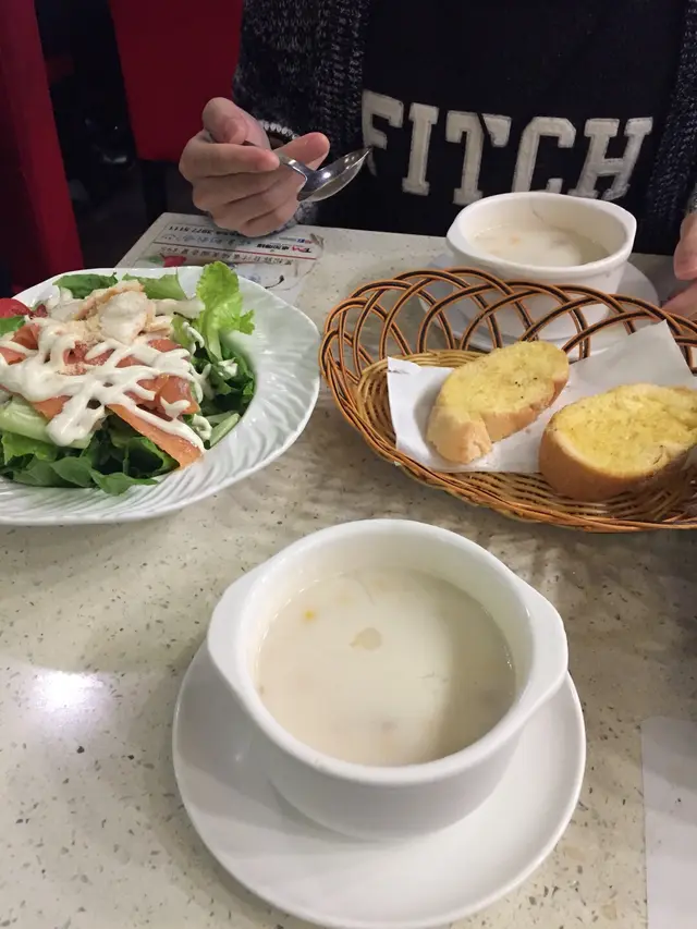 餐包是蒜蓉包及餐湯是忌廉湯,不錯👍