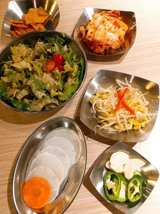 前菜(除左沙律菜)加鍋邊泡菜蛋及粟米芝士係無限refill