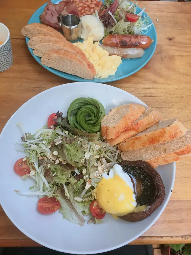 班尼迪蛋配牛油果大啡菇及沙律