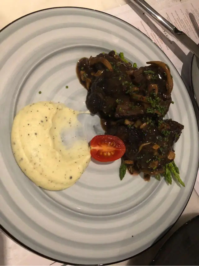 紅酒黑松露野菌燴牛臉頰肉配法式薯蓉